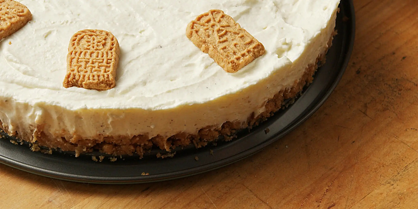 Käsekuchen mit Spekulatius Keksen verziert