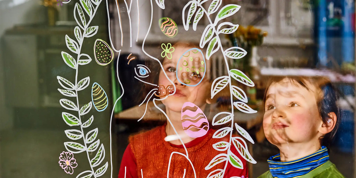 Kinder bestaunen Oster-Fensterbild 
