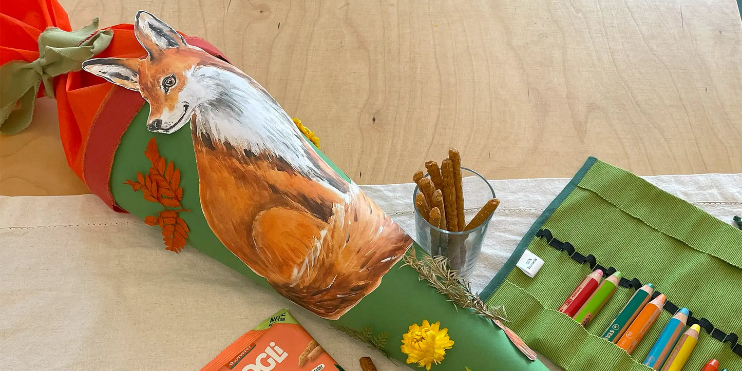 Schultüte und Malutensilien auf Tisch