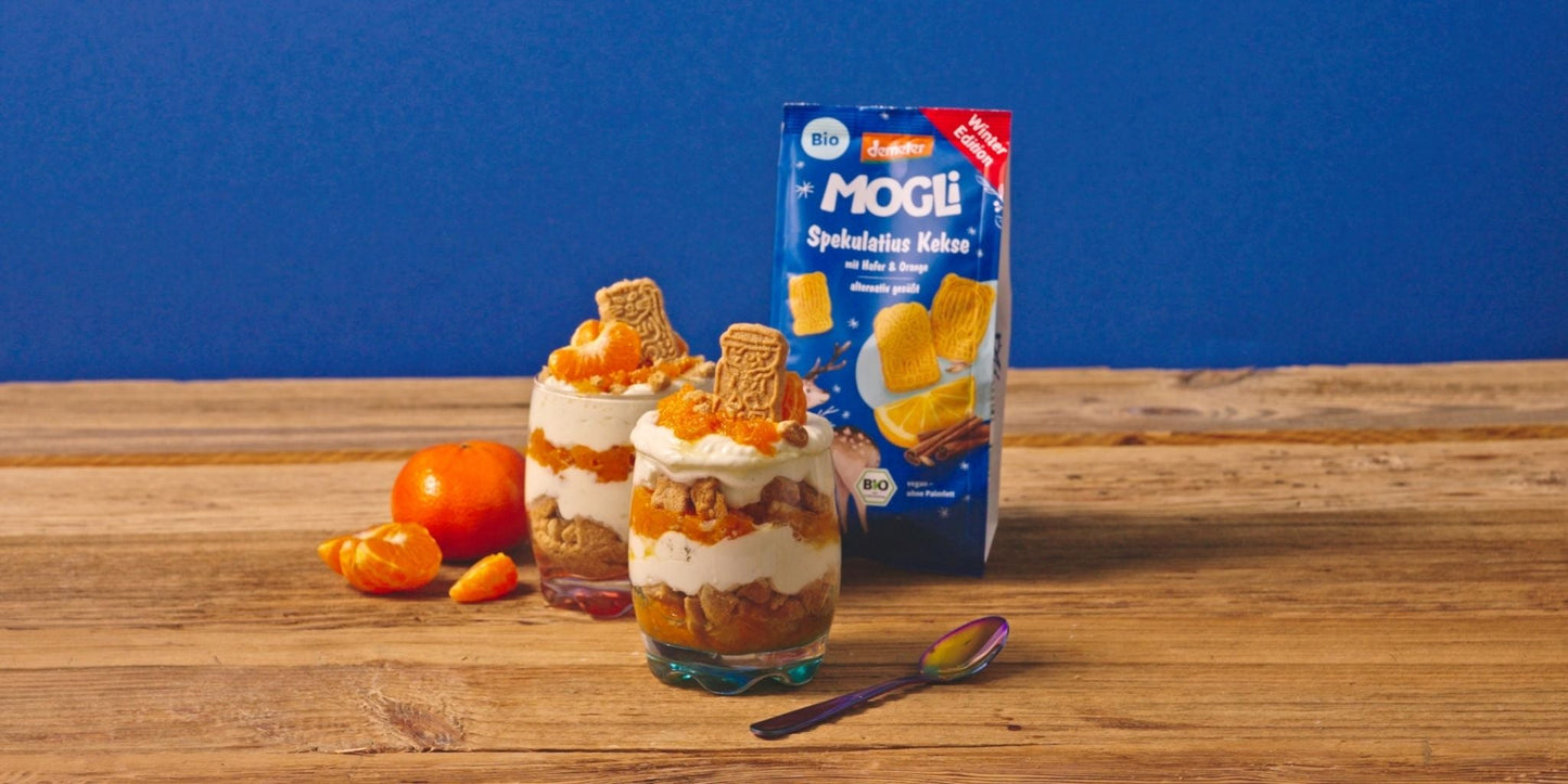 Zwei Gläser Tiramisu stehen auf einem Tisch