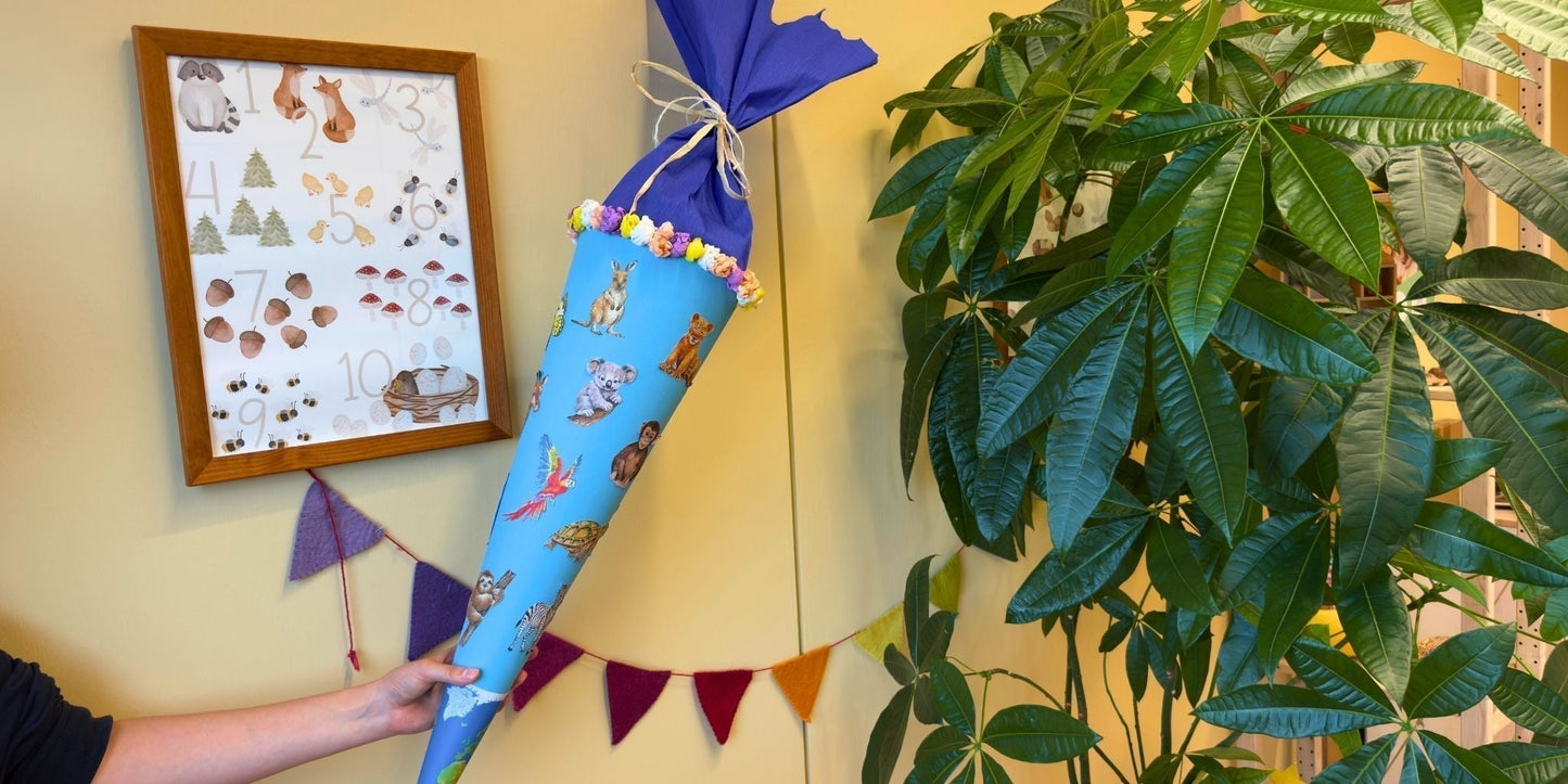 Schultüte wird in der Hand gehalten