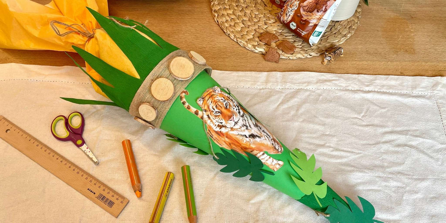 Dschungel-Schultüte liegt auf Tisch