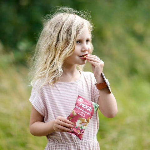 Mädchen snackt Himbeer Creme Ecken von MOGLi