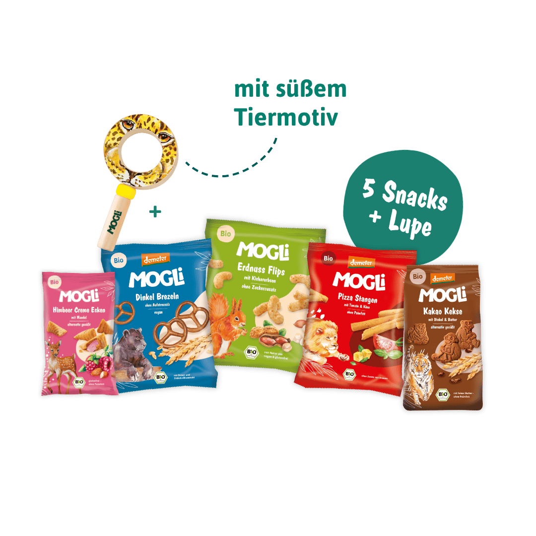 Inhalt vom Ausflugs Bundle mit Packshots von fünf MOGLi Snacks und einer Holzlupe mit Tiermotiv
