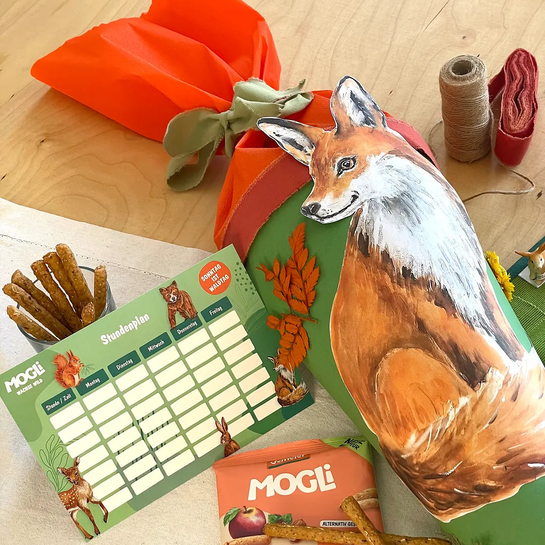 MOGLi Stundenplan mit Waldtier Motiven neben einer Schultüte mit Fuchs Motiv