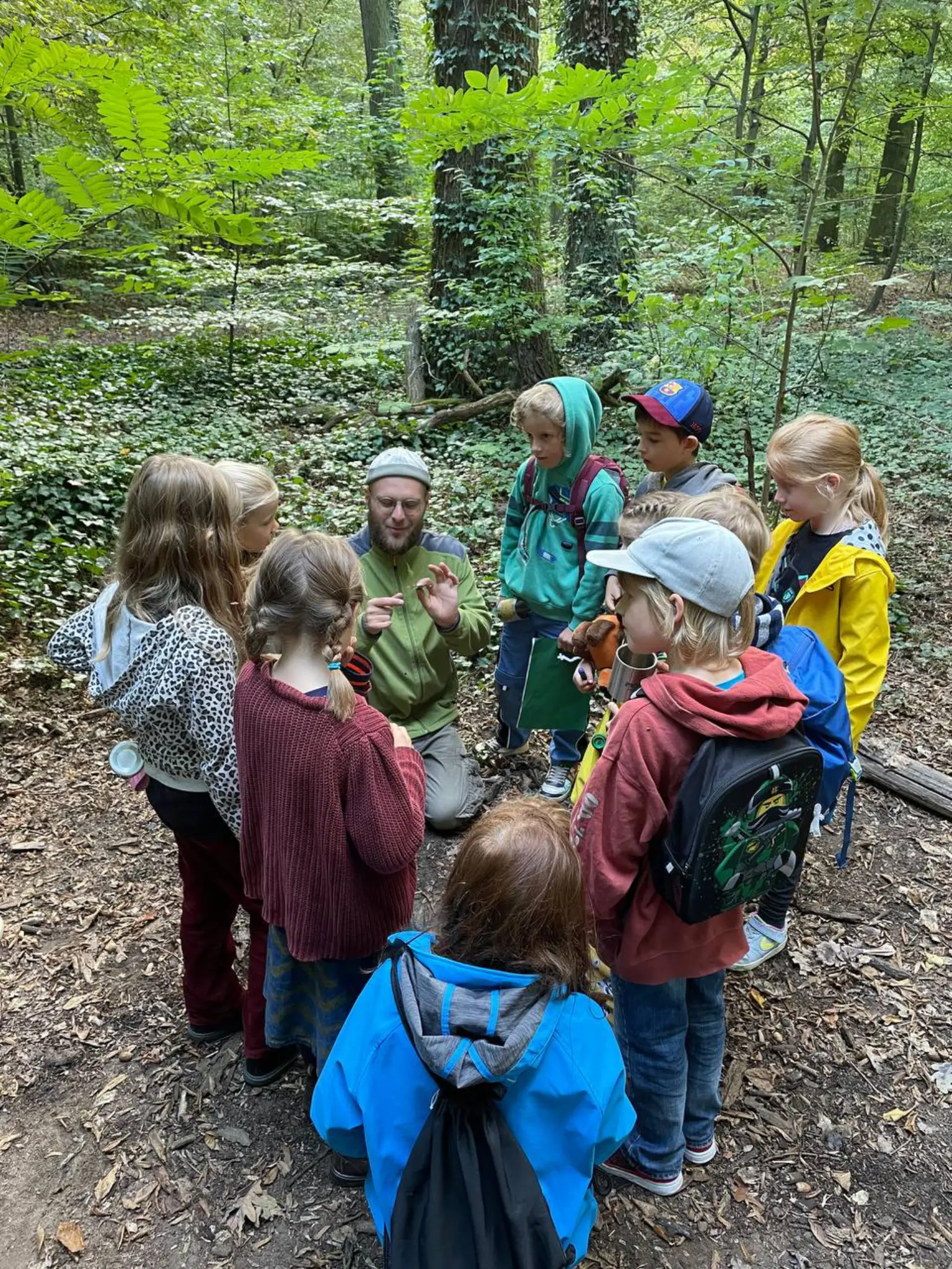 Kinder lernen Naturwissen im Wald